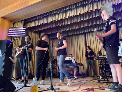 Auftritt_Paperplane_17.5.22_16_1857243242257