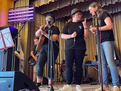 Auftritt_Paperplane_17.5.22_3_1833405260589