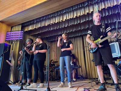 Auftritt_Paperplane_17.5.22_4_1827732067253