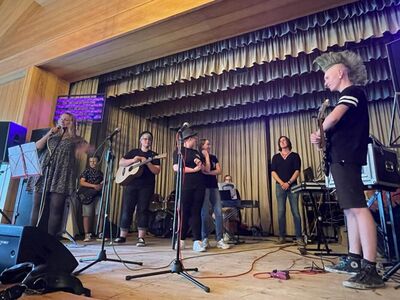 Auftritt_Paperplane_17.5.22_7_1825528018213