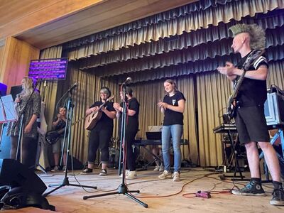 Auftritt_Paperplane_17.5.22_8_1838387169932